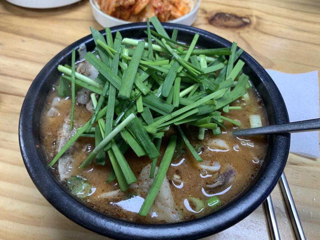 부추넣은 돼지국밥