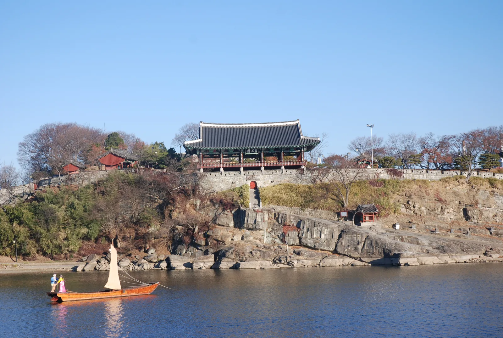 남강 절벽 위에 선 진주성 촉석루의 낮 전경