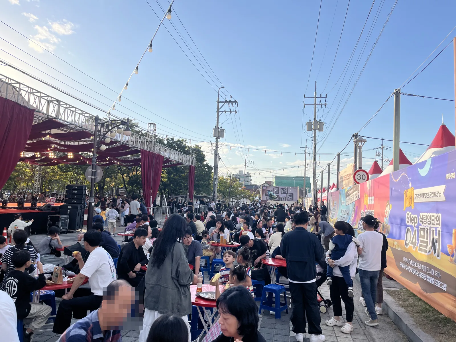 장마당 먹마당과 군산 빵 페스타 부스에 모인 관람객들