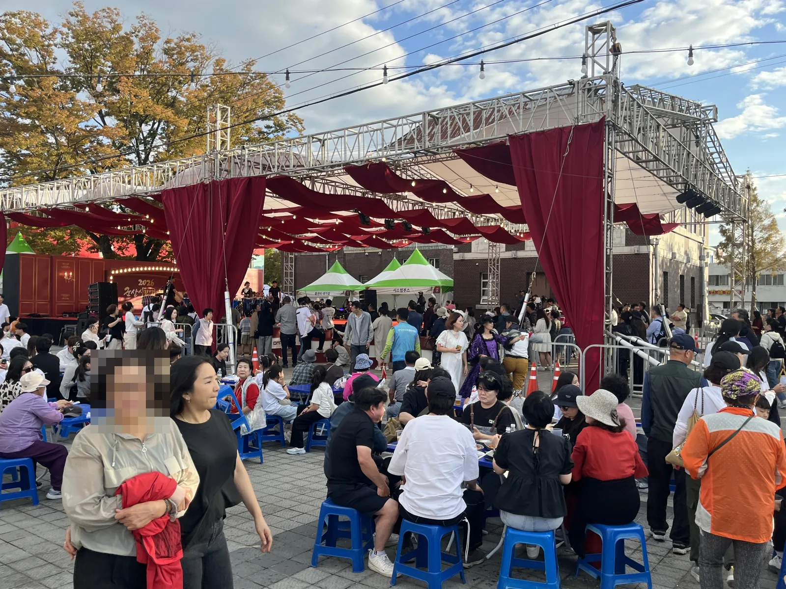 군산시간여행축제 거리형 무대와 시간여행마을 테마 부스를 즐기는 관람객들