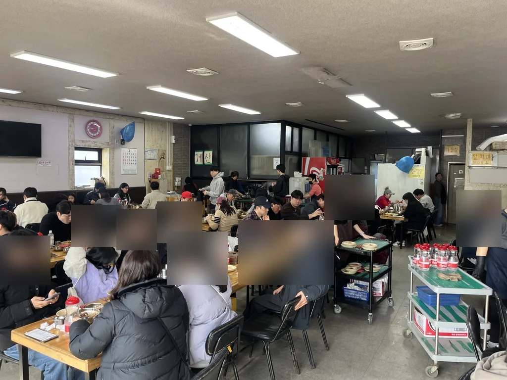 군산 지린성 매장 내부 식사 공간
