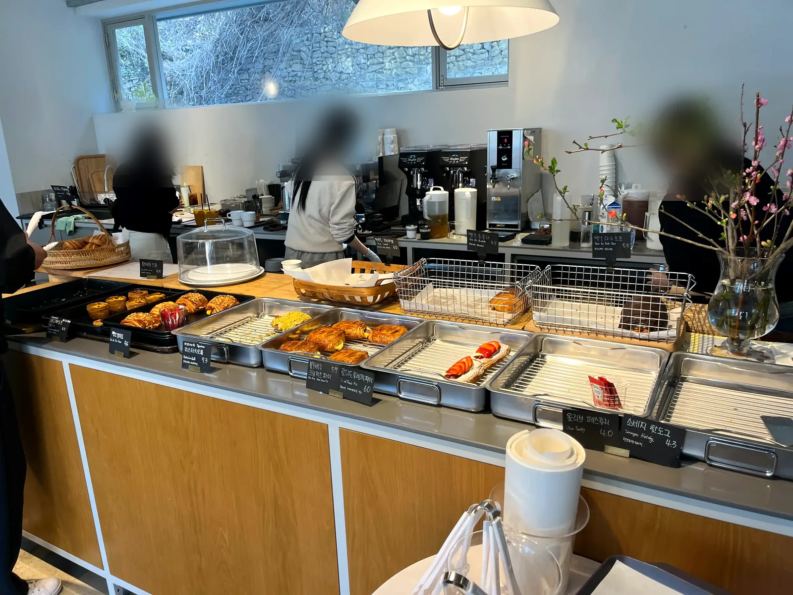 피스타치오롤과 로디드 후렌치파이, 블루베리 크림치즈 파이가 진열된 베이커리 트레이 모습