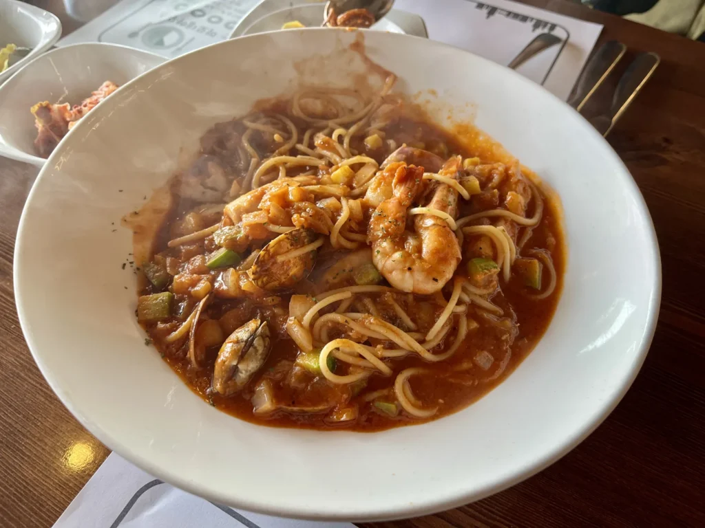 마로네하우스 새우와 바지락이 들어간 해산물 토마토 파스타