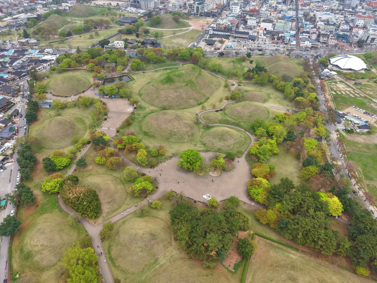 慶州市皇南洞の大陵苑古墳群とソラボル市街地の航空撮影全景
