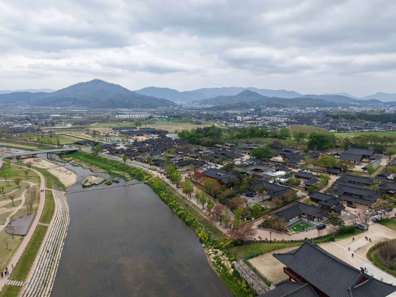 慶州月城歴史遺跡地区の国宝瞻星台と古墳の風景