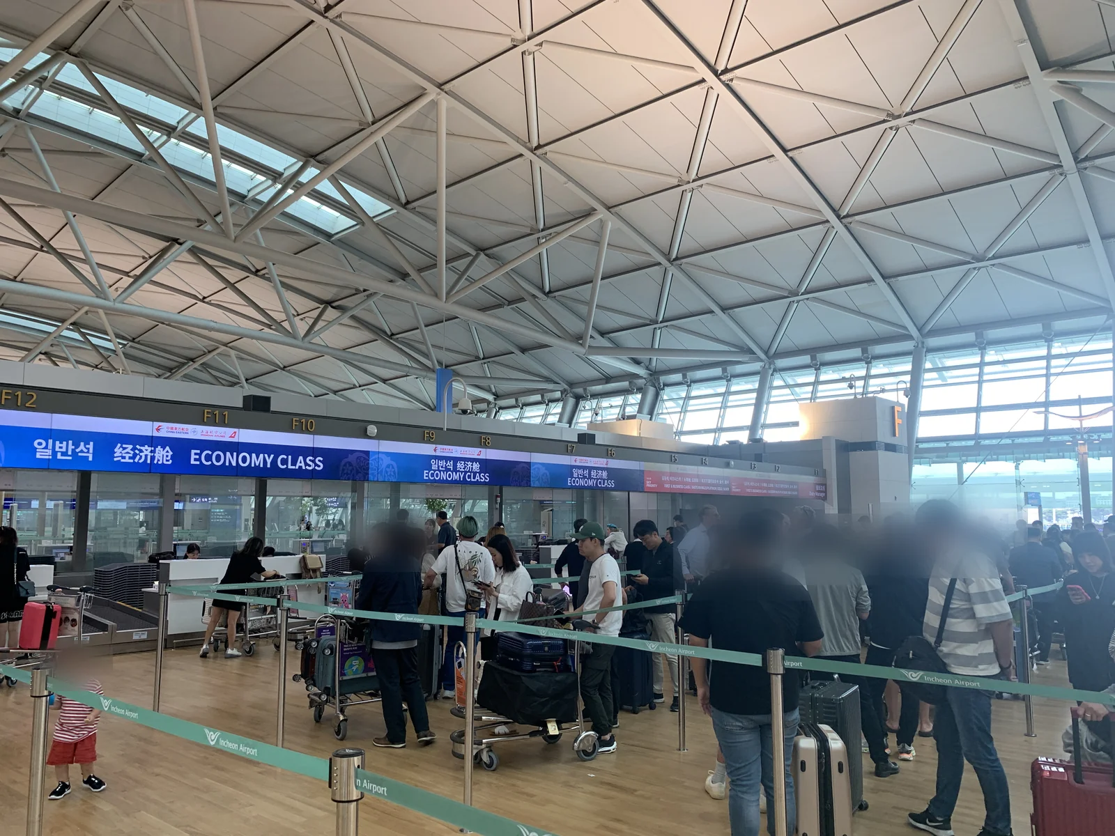 인천공항 제1터미널 출국장 F구역 카운터 전경
