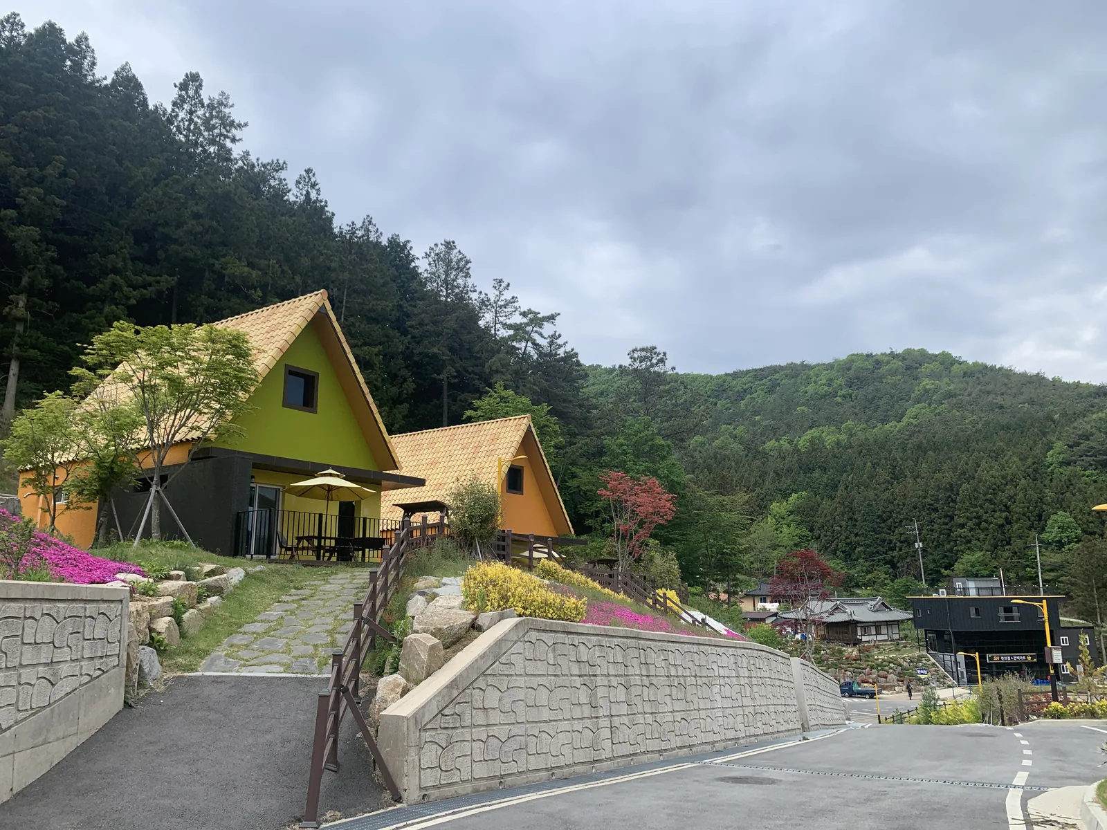 축령산 능선 아래 자리잡은 장성 산골 마을과 나지막한 가옥 풍경
