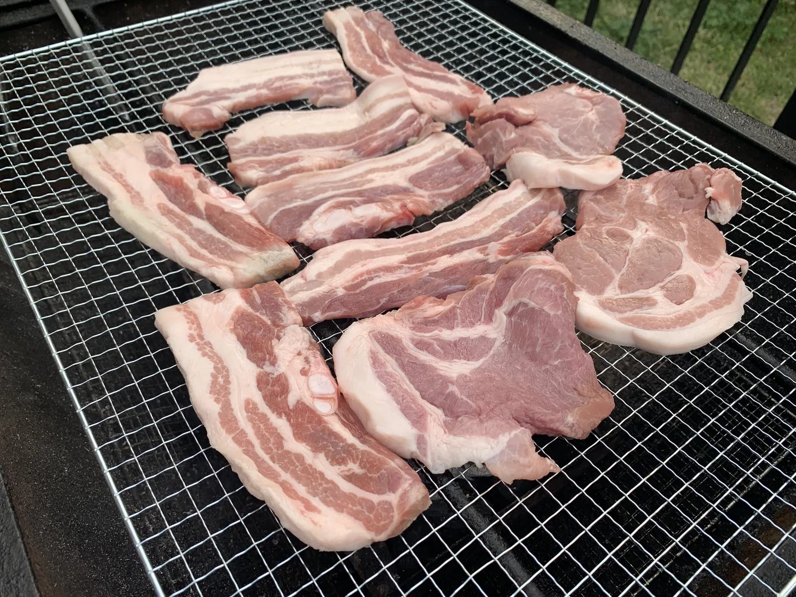 팬 위에서 지글지글 노릇하게 익어가는 고소한 고기 구이 요리