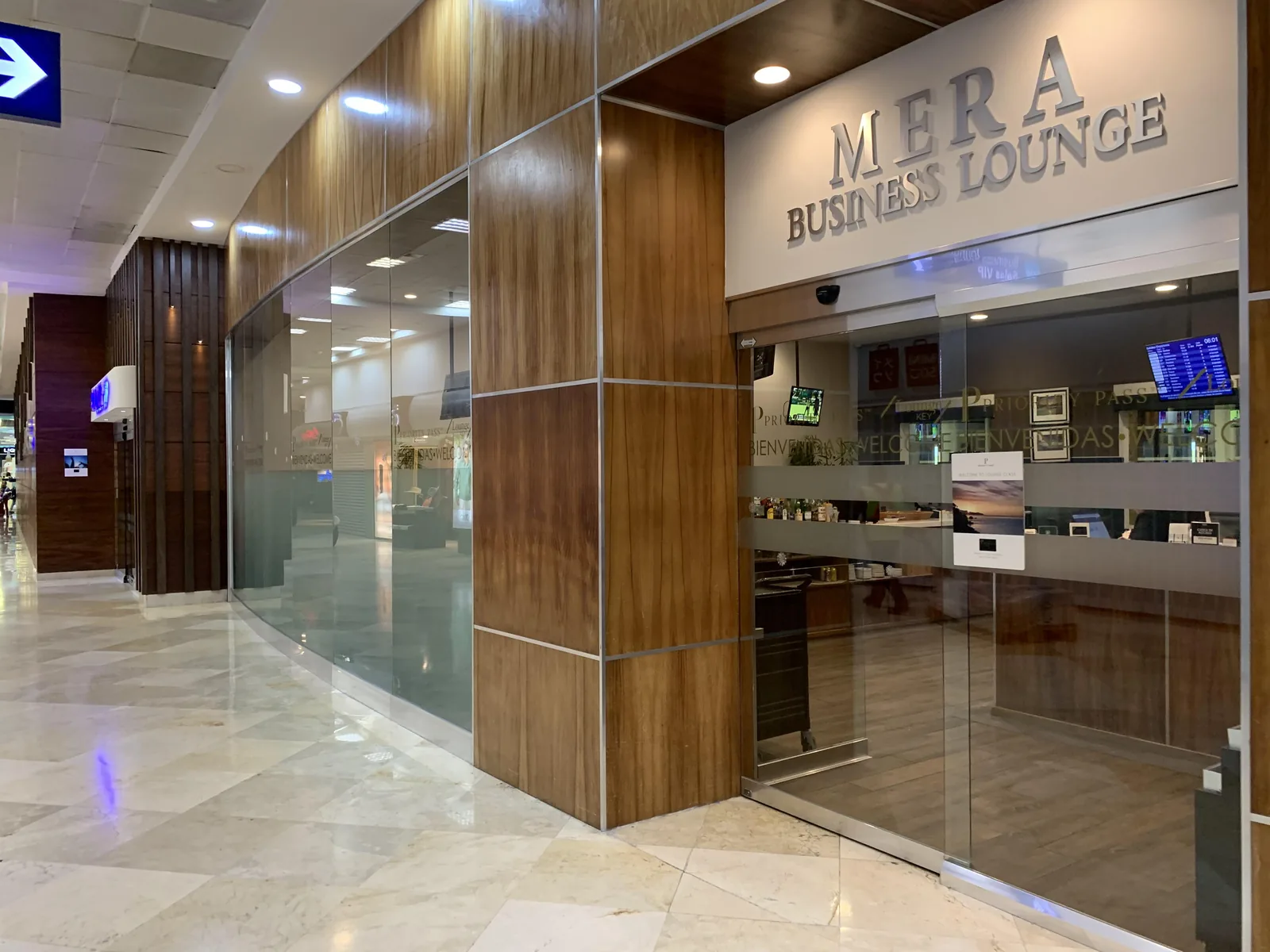 칸쿤 국제공항 출국장 MERA 비즈니스 라운지(MERA Business Lounge) 리셉션 전경