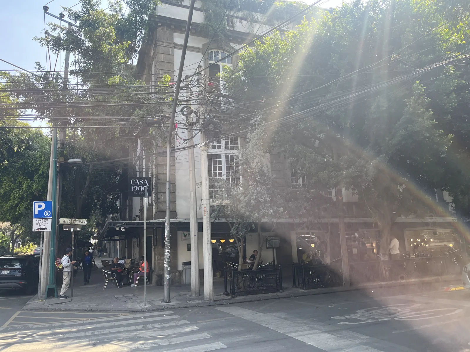 골목 모퉁이에 자리한 베이커리 카페 Casa 1900의 야외 테라스 풍경