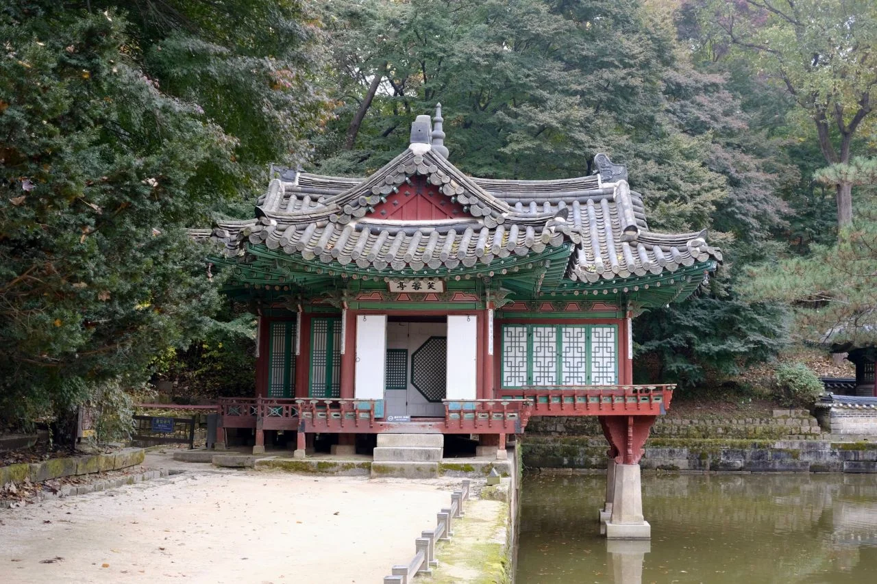 昌徳宮後苑の芙蓉池と十字形のあずまや芙蓉亭の全景