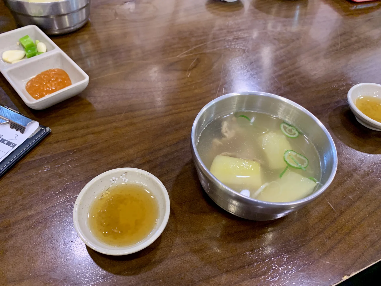 부촌육회 자리에 앉으면 기본으로 제공되는 푸짐한 소고기 무국 뚝배기