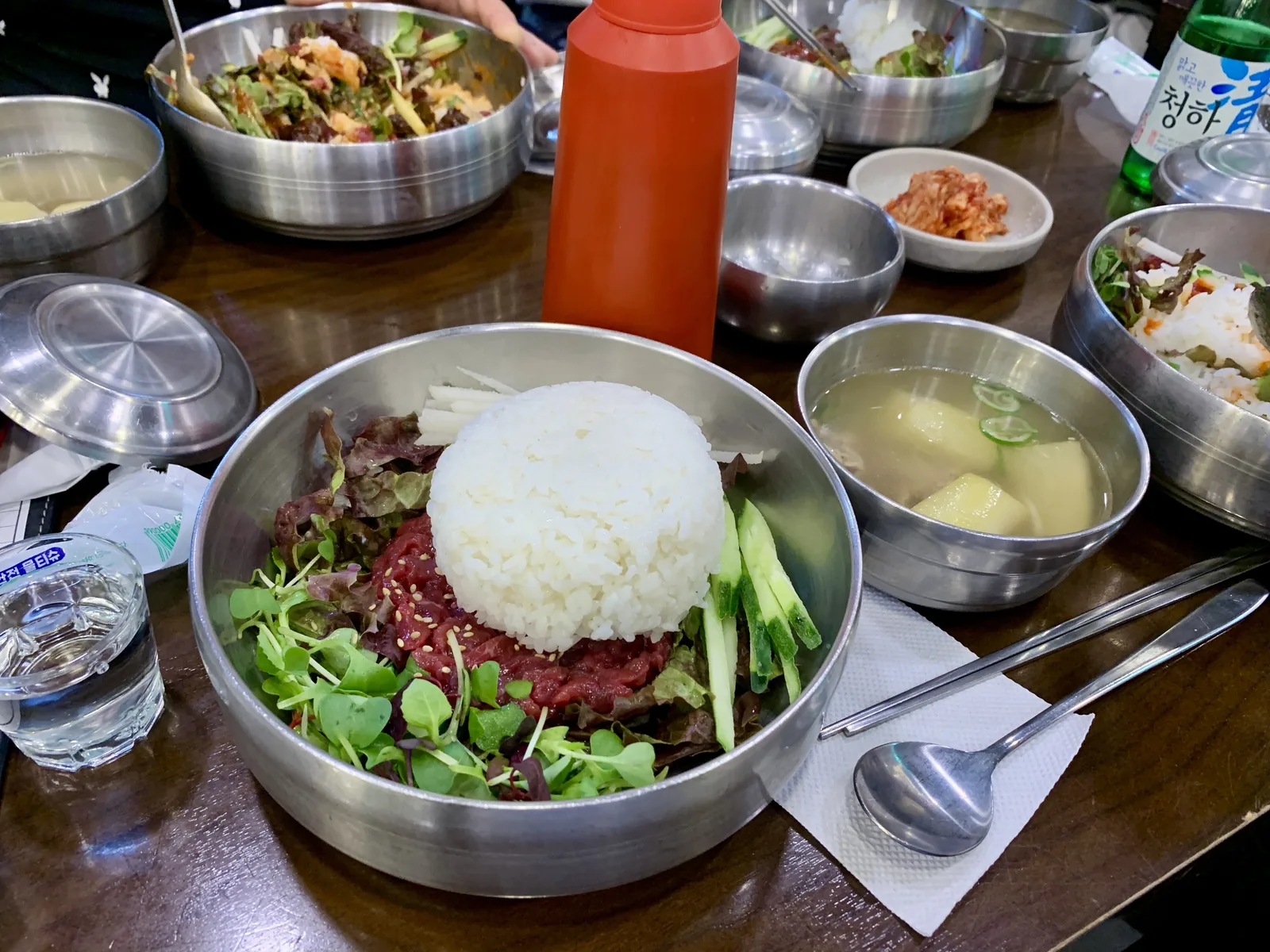 부촌육회 접시 위에 수북이 깔린 달콤한 배채와 신선한 육회의 먹음직스러운 자태