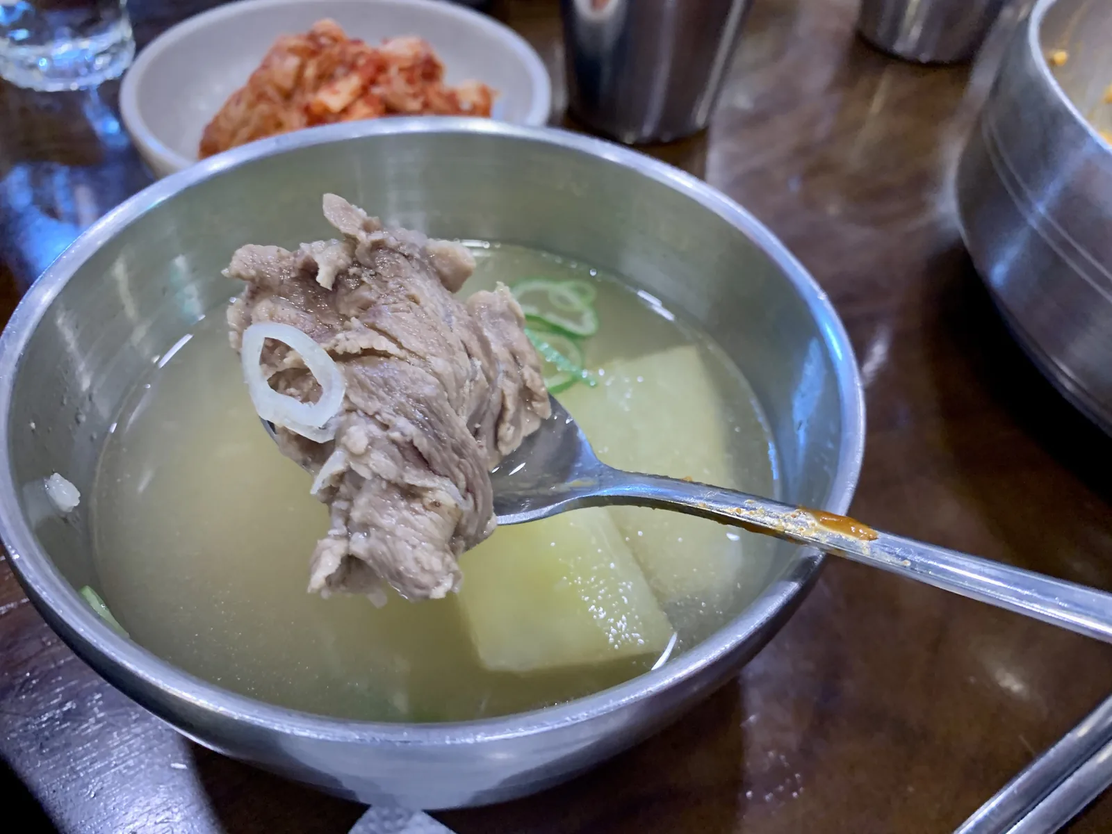 바삭한 조미김 위에 육회와 무순 배채를 얹어 한 입 가득 즐기는 모습
