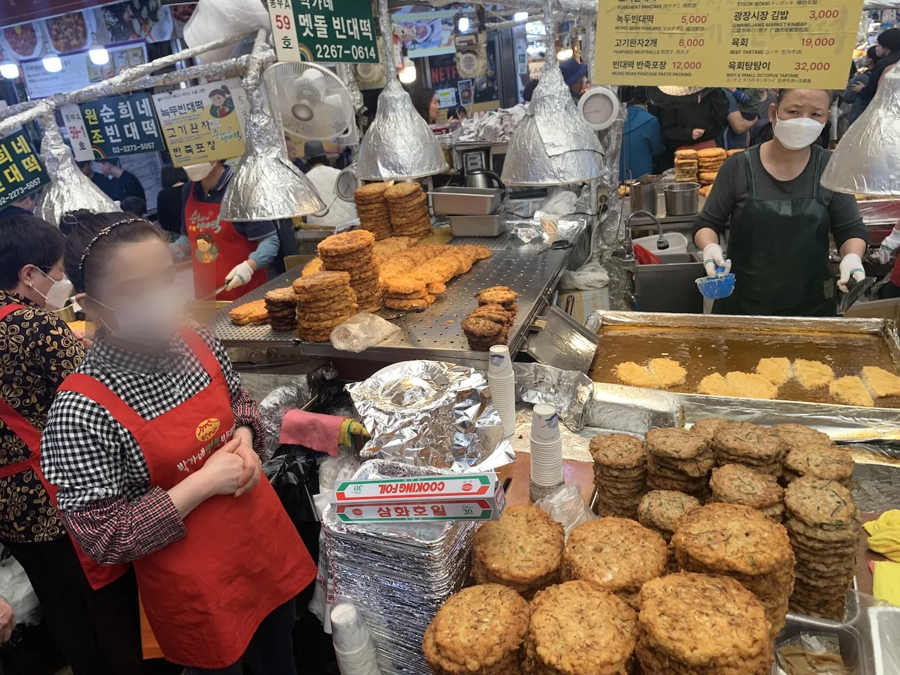 광장시장 대형 철판 위에서 노릇하고 바삭하게 구워지는 맷돌 녹두빈대떡과 고기완자