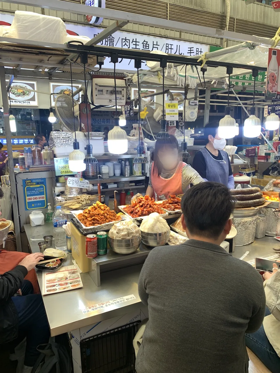 창신육회 충남집 등 광장시장 명물 육회 맛집들이 모여있는 골목길 안내판과 식당가