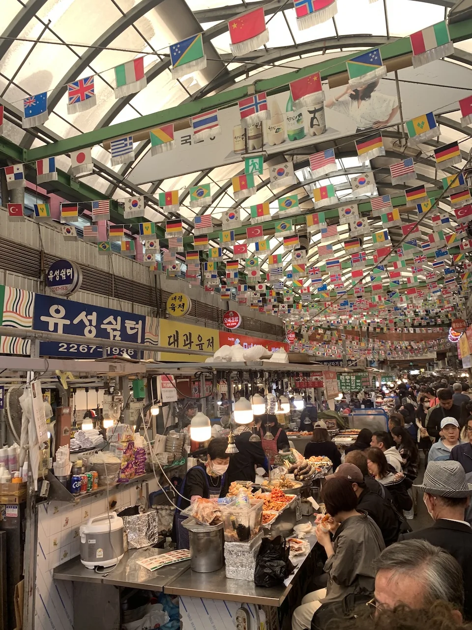 광장시장 원조 모녀 마약김밥과 즉석 육전 가판대 주변으로 손님들이 줄지어 선 풍경