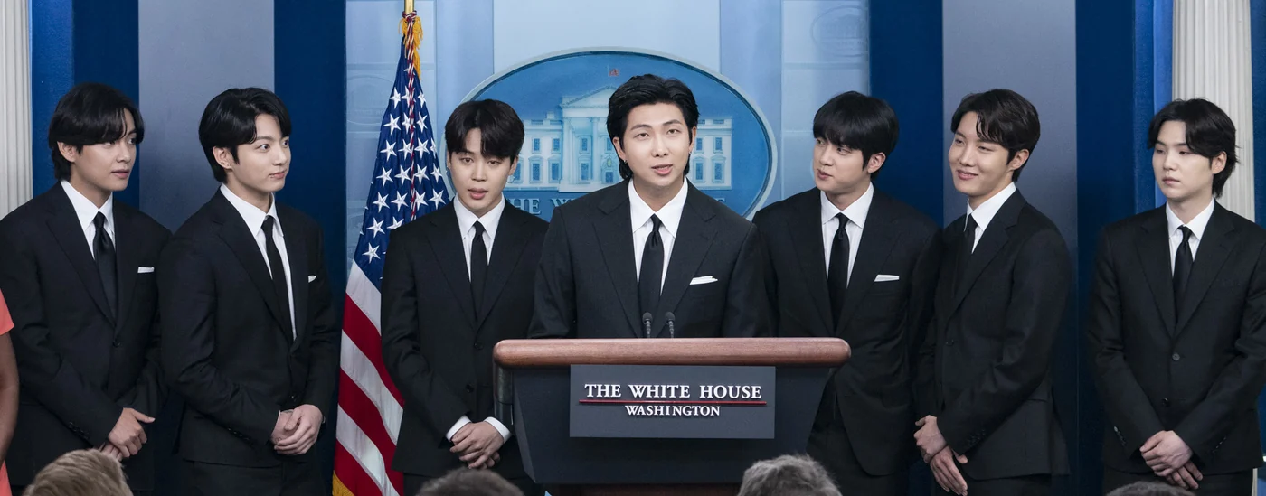 미국 백악관 브리핑룸 연단에 선 방탄소년단(BTS) 멤버들 모습