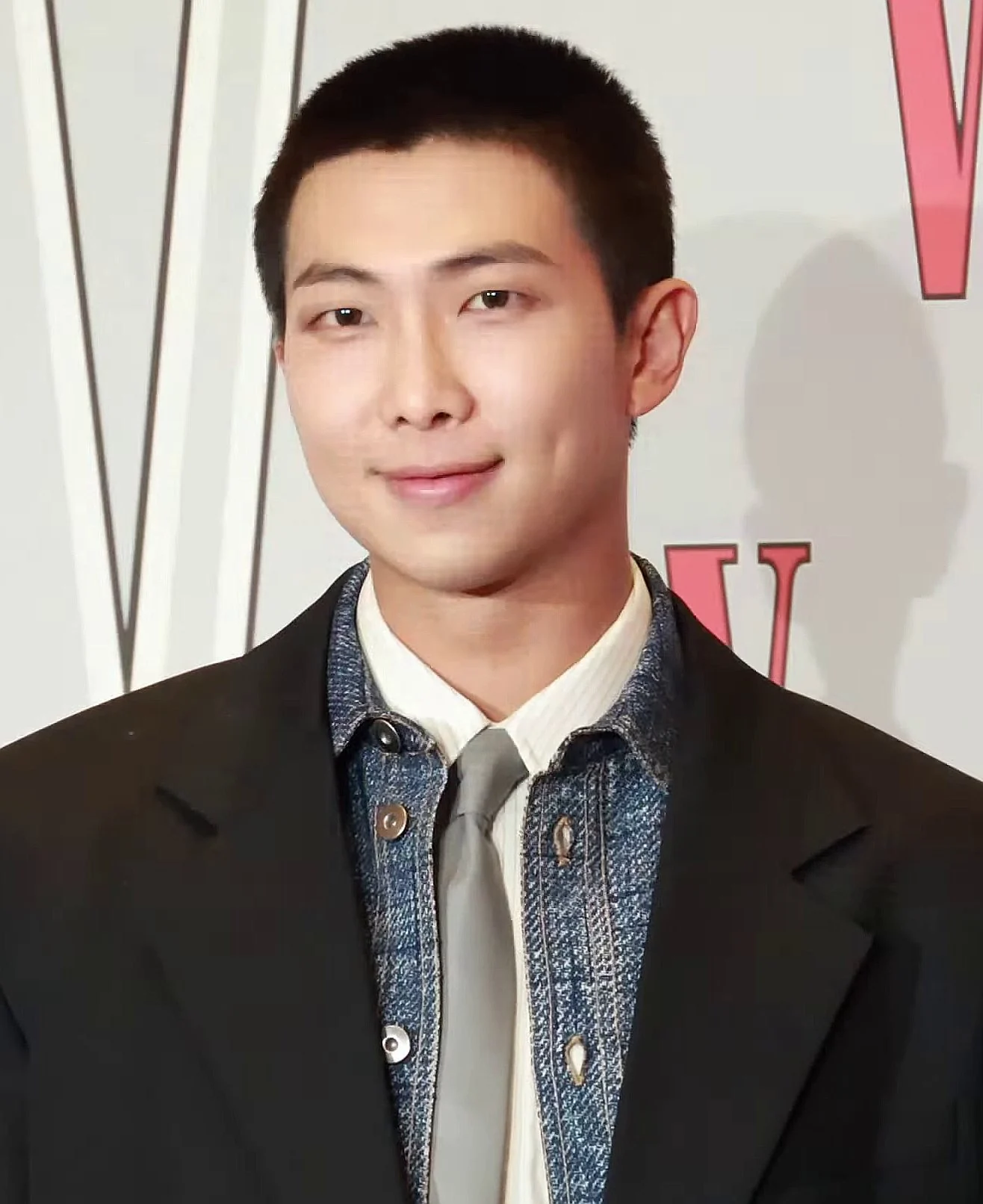 포토월에 선 방탄소년단 리더 RM(김남준) 모습