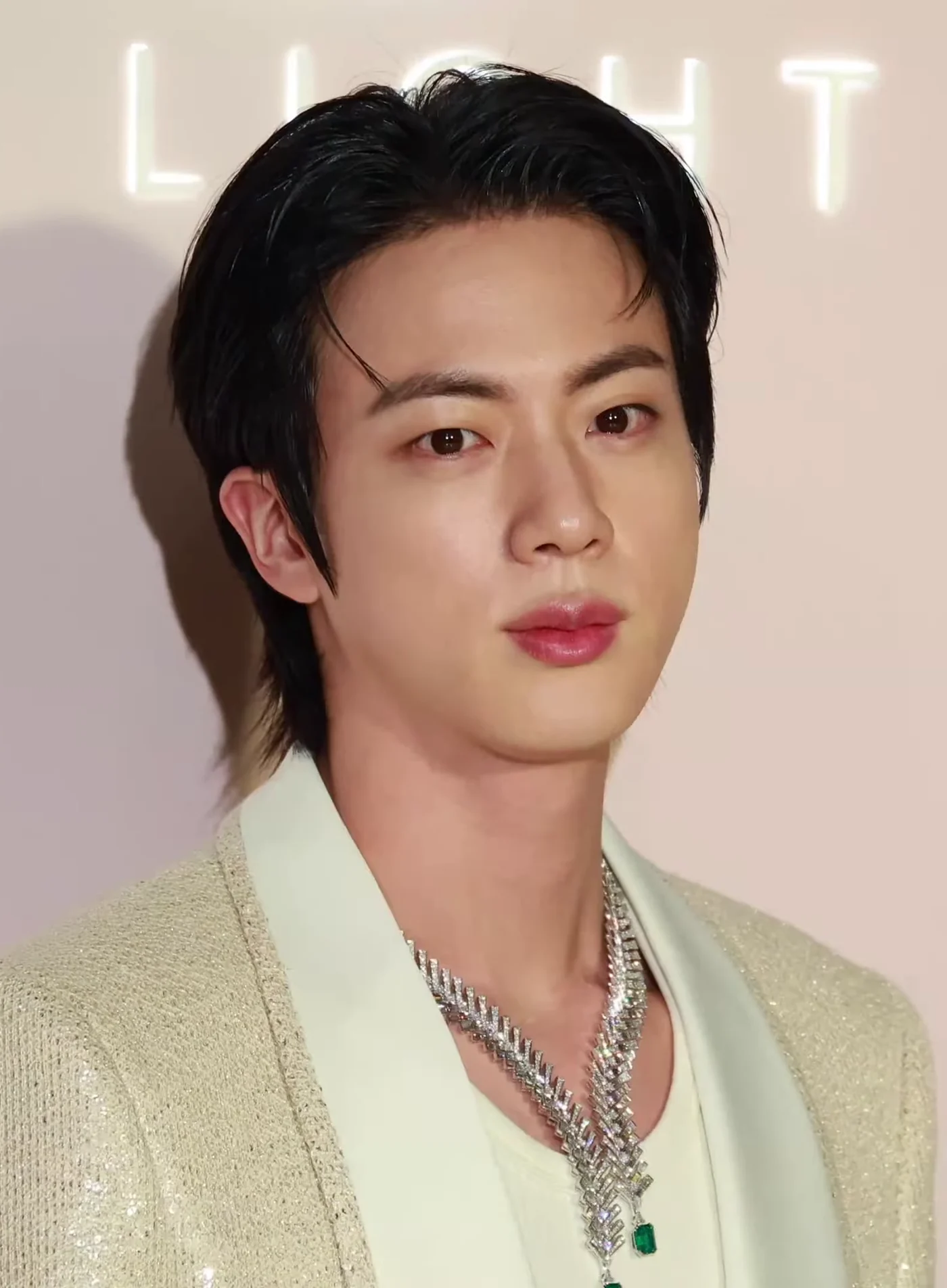클래식한 수트를 입고 미소 짓는 방탄소년단 맏형 진(김석진) 모습