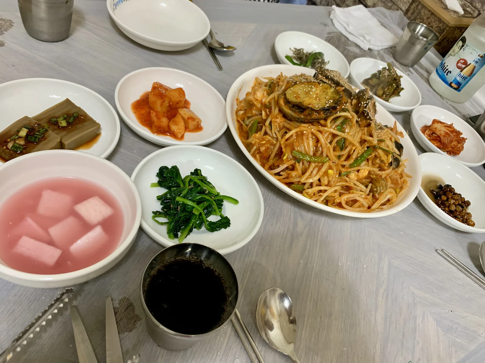 풍산식당 테이블에 차려진 대접과 수저 정갈한 기본 세팅