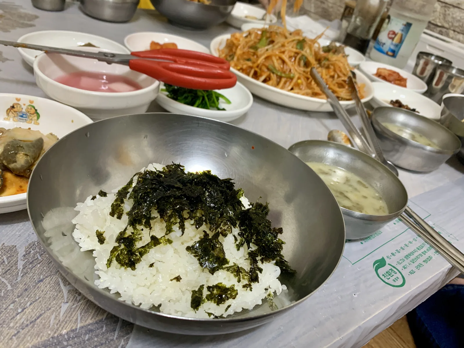 대접에 밥과 서대회를 얹어 맛있게 비벼낸 서대회 비빔밥