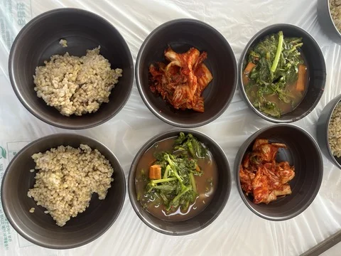 개인 접시에 담아낸 바지락과 칼국수 한 그릇