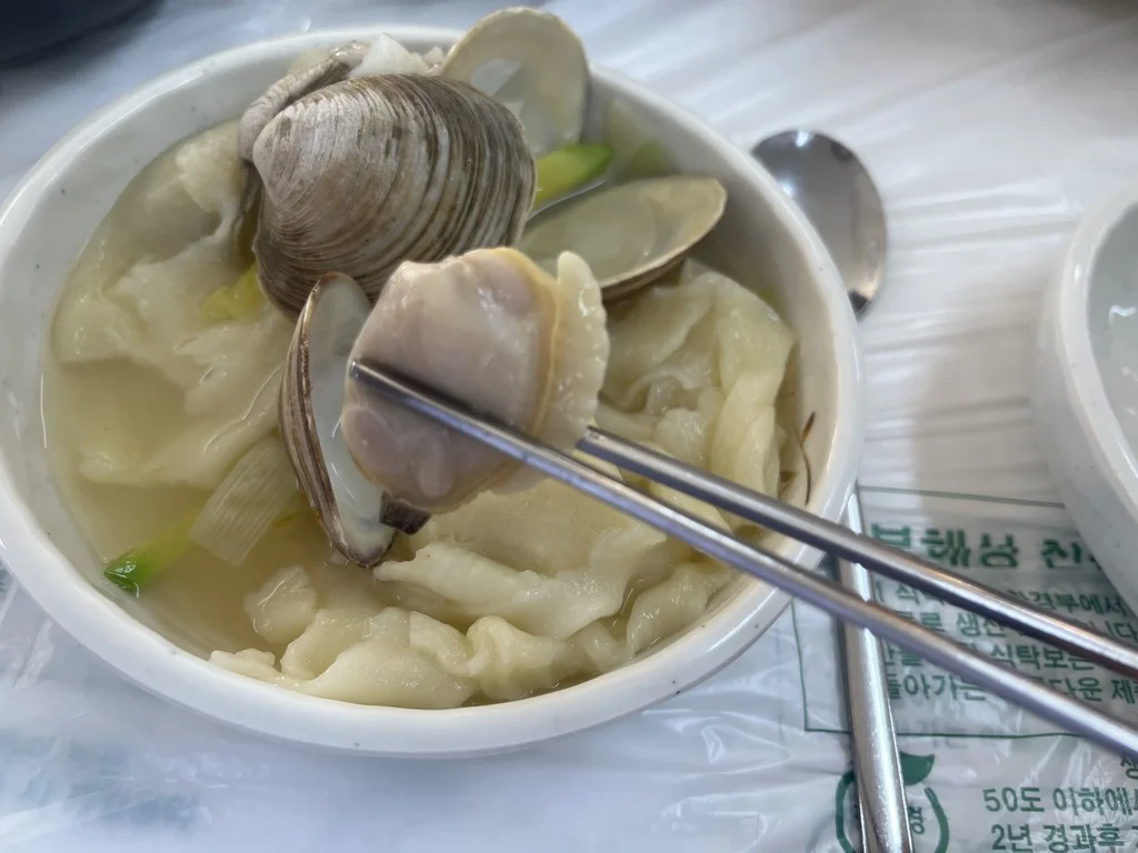 정갈하게 차려진 식탁과 김치 접시
