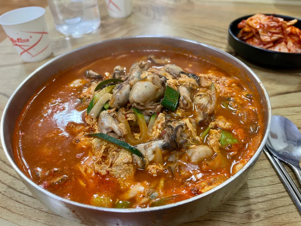 얼큰한 굴칼국수